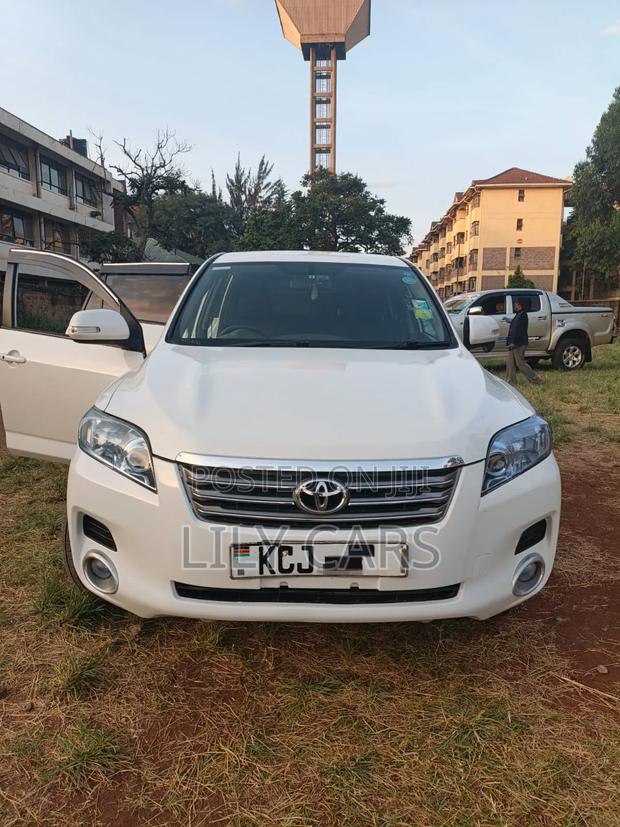 Toyota Vanguard 2010 White