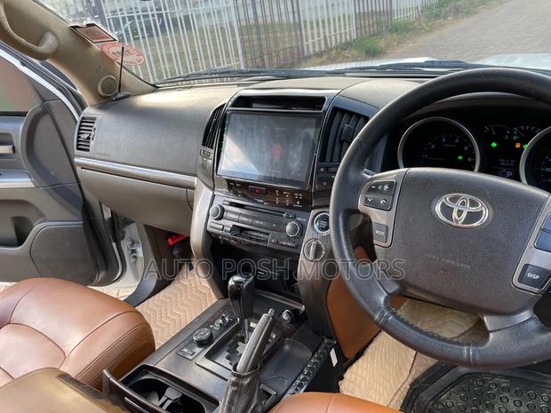Toyota Land Cruiser 2011 White