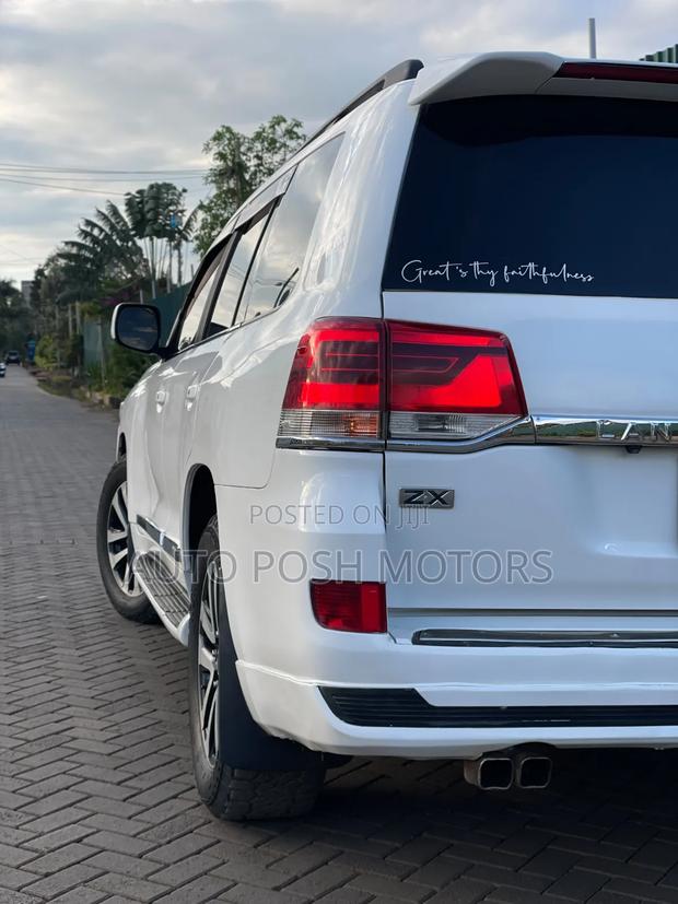 Toyota Land Cruiser 2011 White