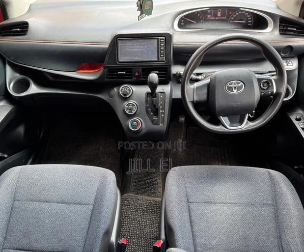 Toyota Sienta 1.5 FWD 2017 Maroon