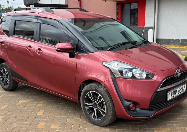 Toyota Sienta 1.5 FWD 2017 Maroon