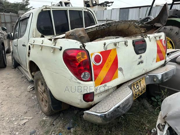 Mitsubishi L200 2015 White