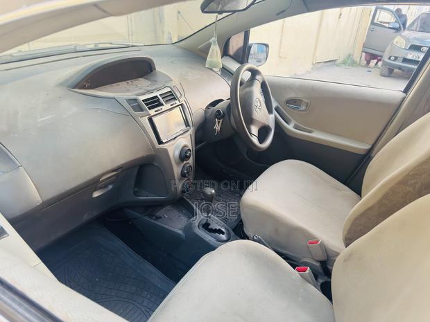 Toyota Vitz 2008 Silver