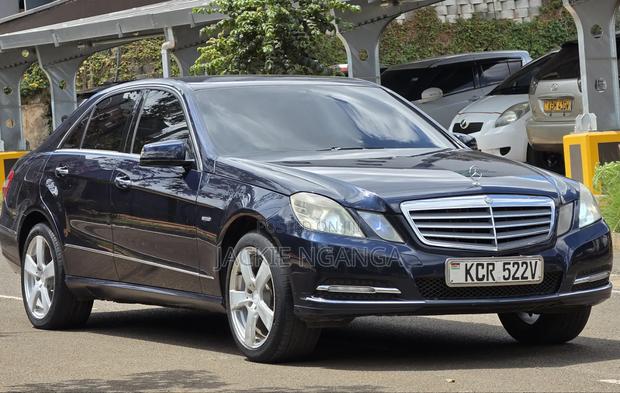 Mercedes-Benz E200 2012 Blue