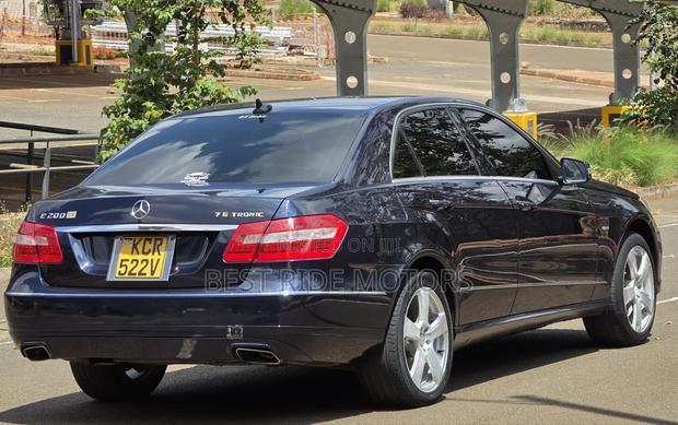 Mercedes-Benz E200 2012 Blue