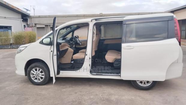 Toyota Noah 2.0 FWD (8 Seater) 2017 White