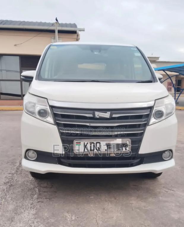 Toyota Noah 2.0 FWD (8 Seater) 2017 White