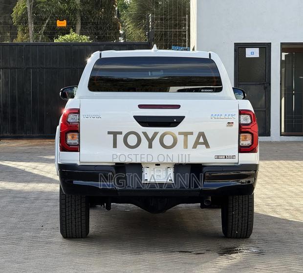 Toyota Hilux 2021 White