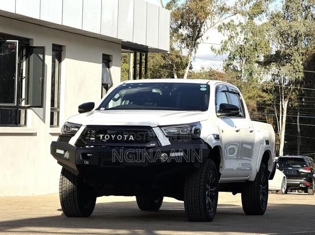 Toyota Hilux 2021 White