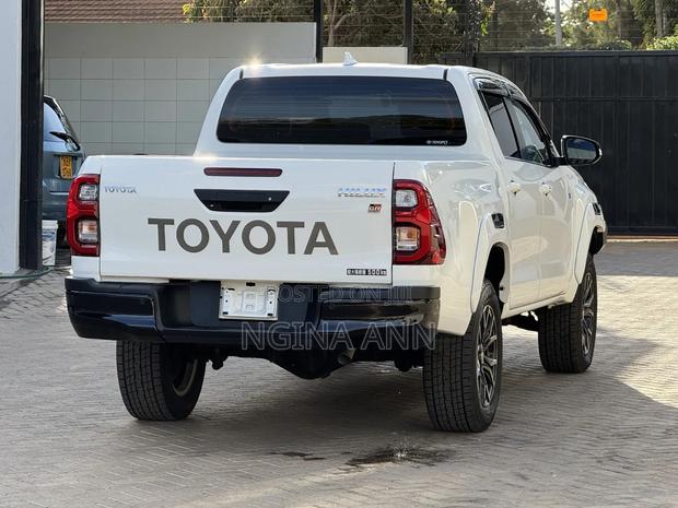Toyota Hilux 2021 White