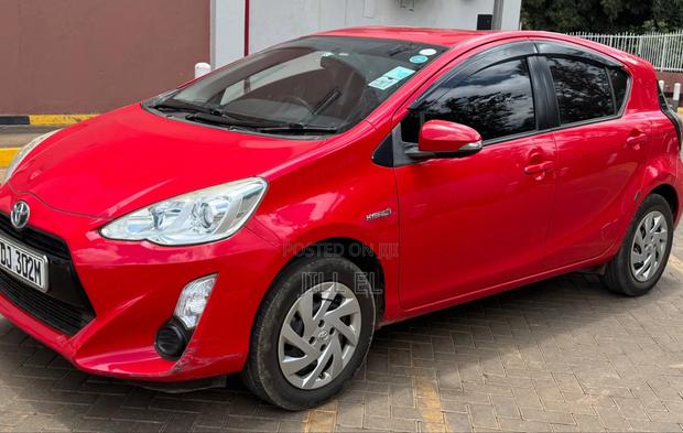 Toyota Auris 2015 Red