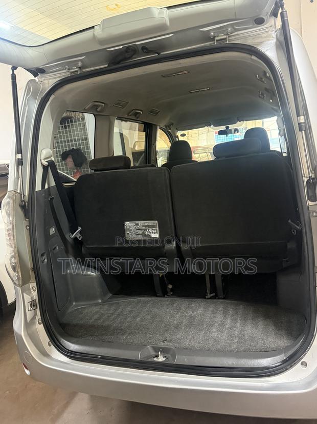 Toyota Voxy V 2WD 8-Seater 2010 Silver