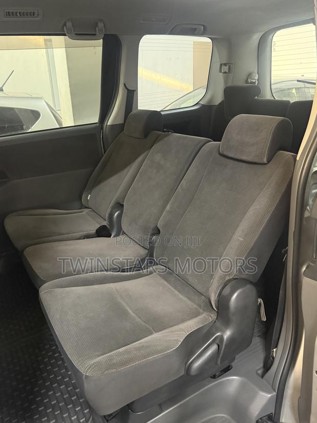 Toyota Voxy V 2WD 8-Seater 2010 Silver