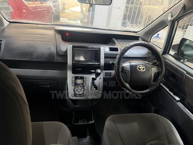 Toyota Voxy V 2WD 8-Seater 2010 Silver