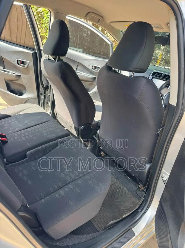 Toyota Ractis 1.3 FWD 2016 Silver