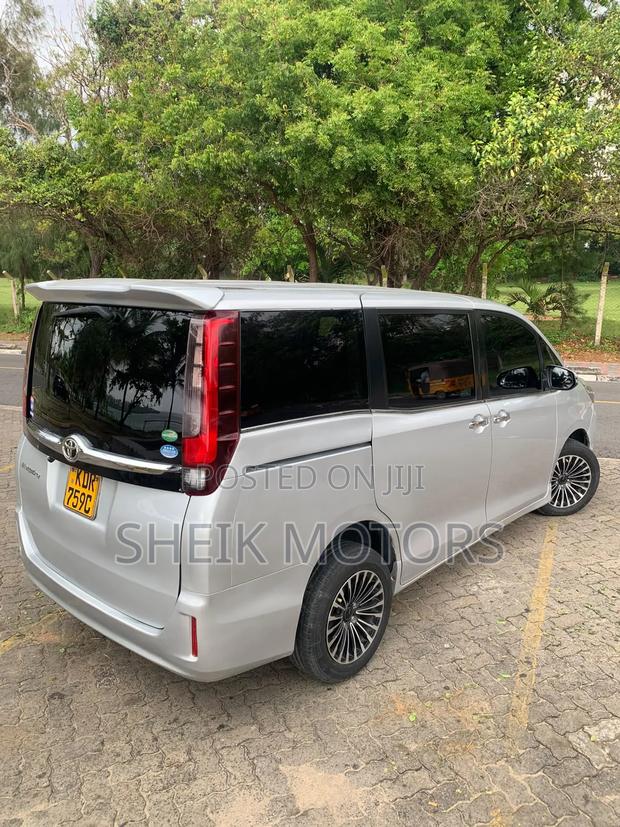 Toyota Esquire 2016 Silver