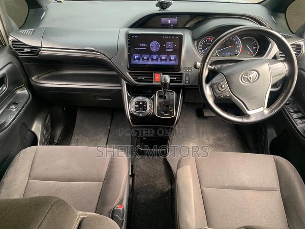 Toyota Esquire 2016 Silver