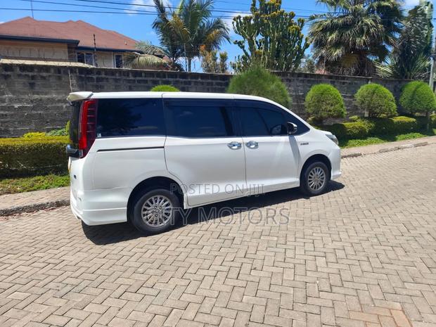 Toyota Esquire 1.8 FWD Hybrid (7 seater) 2015 White