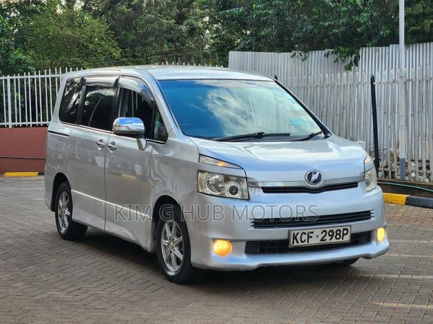 Toyota Voxy Z 2WD 8-Seater 2008 Silver