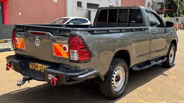 Toyota Hilux 2023 Gray
