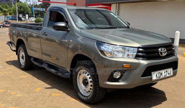 Toyota Hilux 2023 Gray