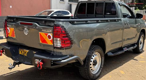Toyota Hilux 2023 Gray