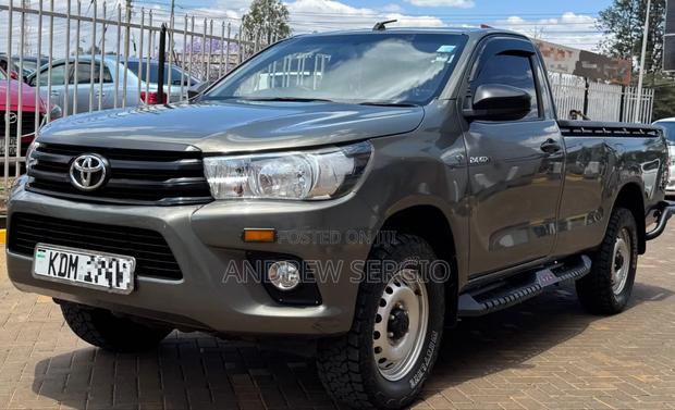 Toyota Hilux 2023 Gray