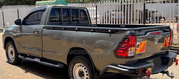 Toyota Hilux 2023 Gray