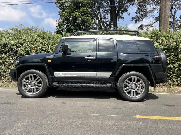 Toyota FJ Cruiser 4x4 Automatic 2012 Black