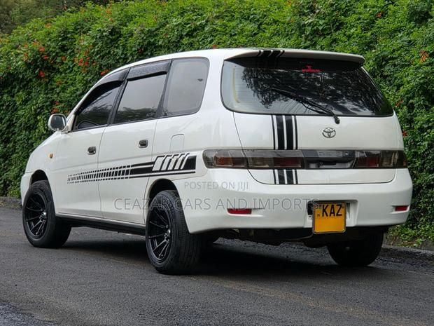 Toyota Gaia 2000 White