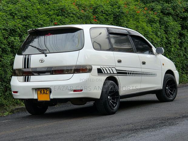 Toyota Gaia 2000 White