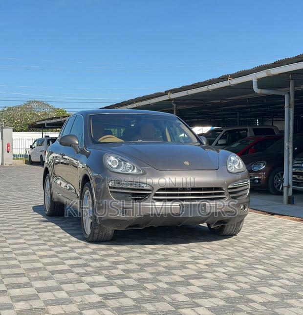 Porsche Cayenne 2013 Brown