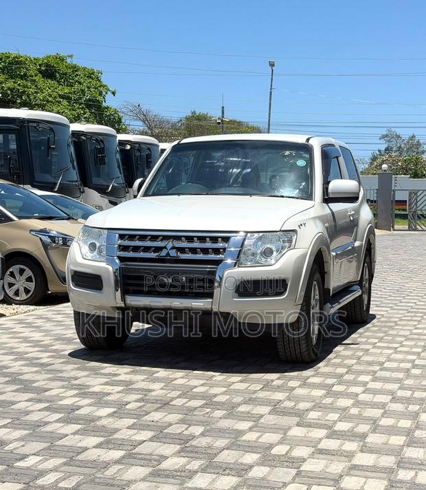 Mitsubishi Pajero 2017 White