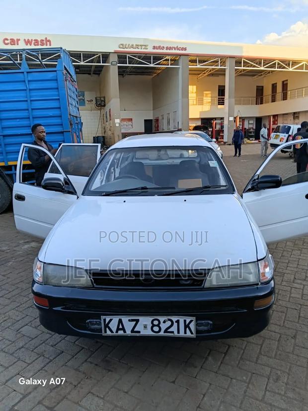 Toyota Corolla 2000 White