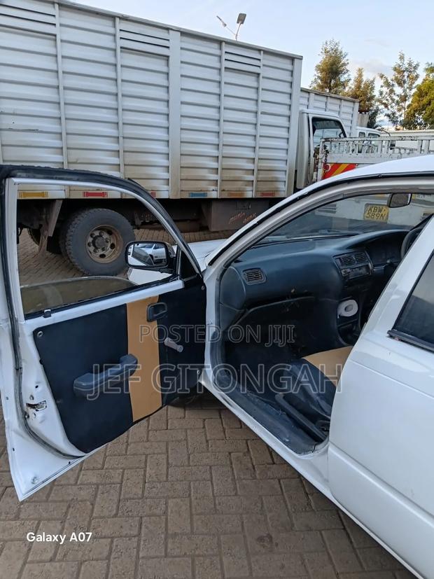 Toyota Corolla 2000 White