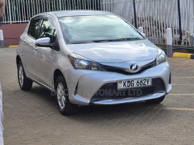 Toyota Vitz 1.3 FWD 5dr 2015 Silver