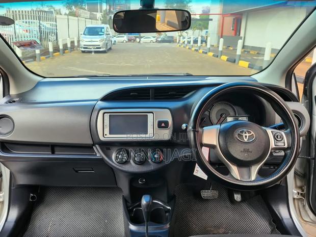 Toyota Vitz 2015 Silver