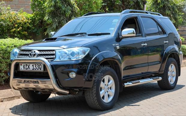 Toyota Fortuner 2010 Black