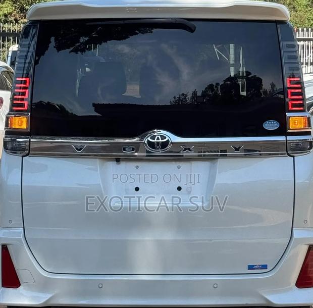 Toyota Voxy X 2WD 8-Seater 2019 Pearl
