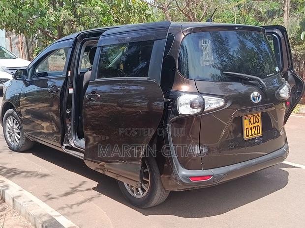 Toyota Sienta 2018 Burgundy