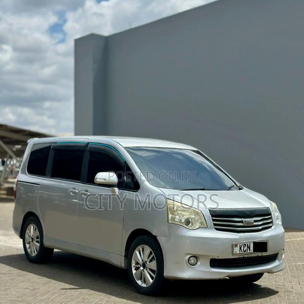 Toyota Noah 2.0 143hp FWD (8 Seater) 2010 Silver