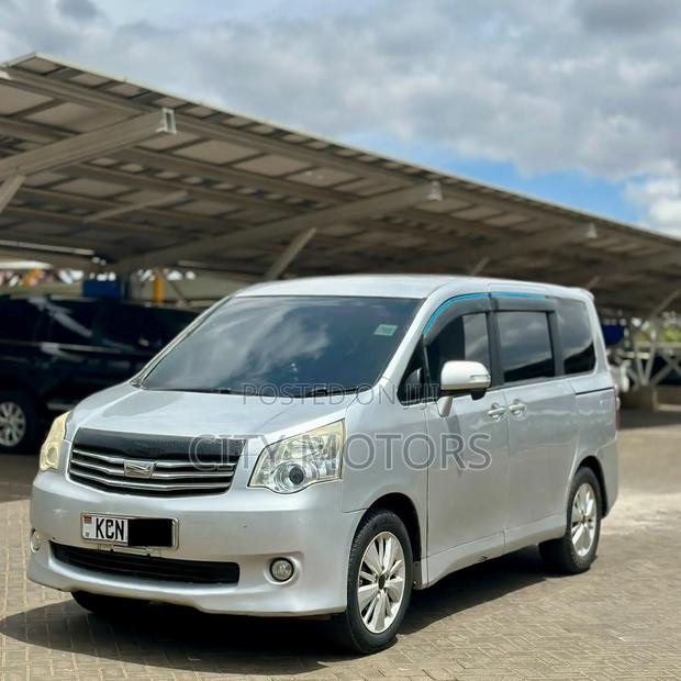 Toyota Noah 2.0 143hp FWD (8 Seater) 2010 Silver