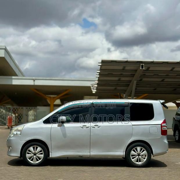 Toyota Noah 2.0 143hp FWD (8 Seater) 2010 Silver