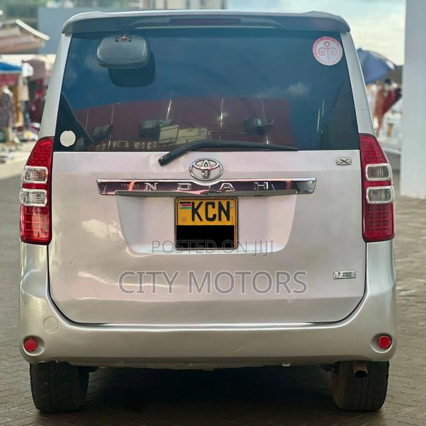 Toyota Noah 2.0 143hp FWD (8 Seater) 2010 Silver