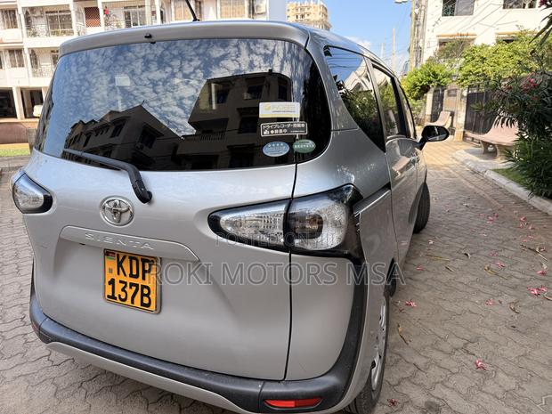 Toyota Sienta 2016 Silver