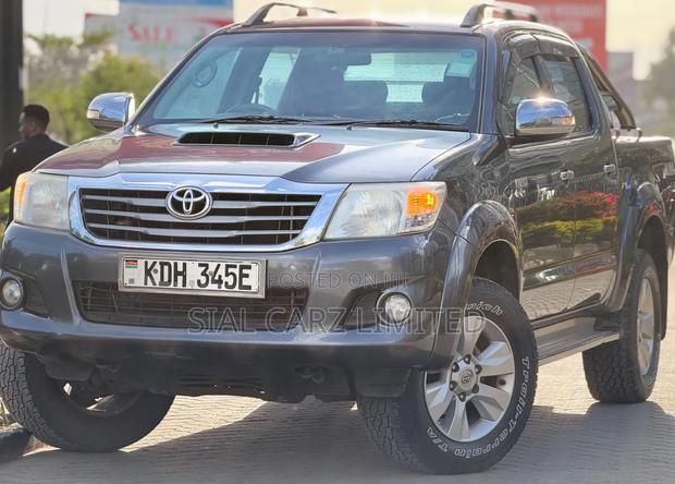 Toyota Hilux 2015 Gray