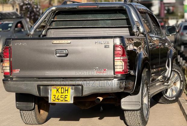 Toyota Hilux 2015 Gray