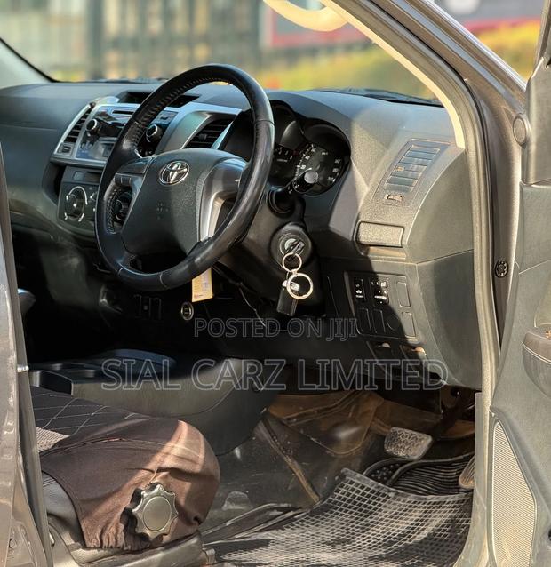 Toyota Hilux 2015 Gray