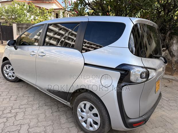 Toyota Sienta 2016 Silver