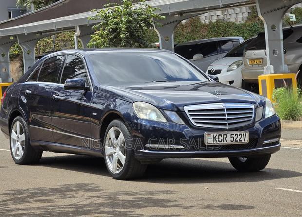 Mercedes-Benz E200 2012 Blue